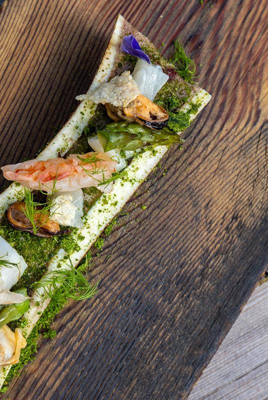 Tortello liquido di crostacei, cavolfiori e polvere di funghi steccherino e tartufo