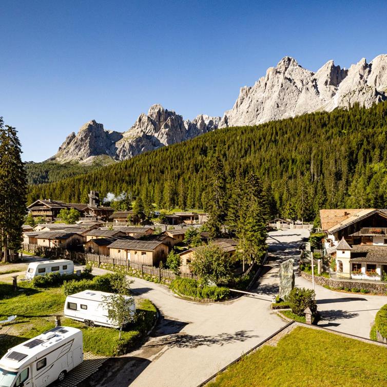 Aussicht auf die Dolomiten im Sommer