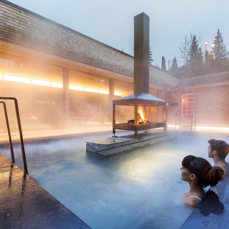 Piscina fuori di sera