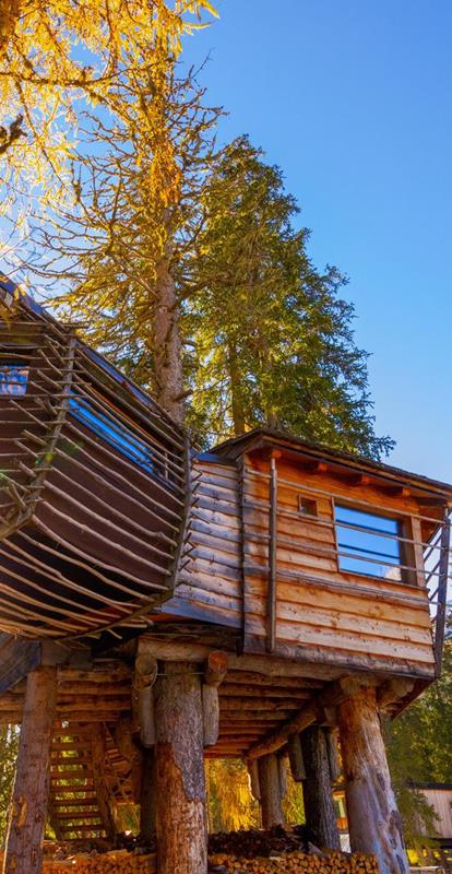 Casa sull'albero in autunno